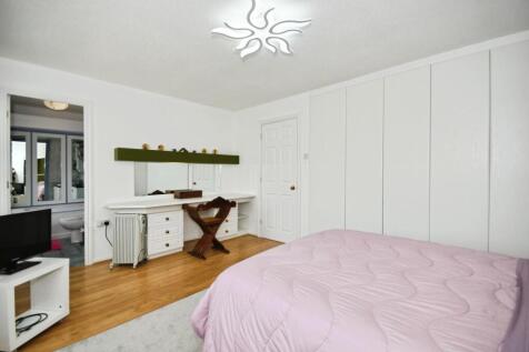 BEDROOM 1 04.jpg