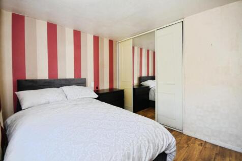 BEDROOM 1 02.jpg