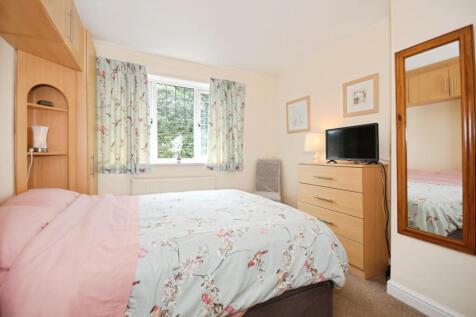 BEDROOM 1 02.jpg