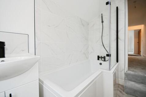 BATHROOM 02.jpg