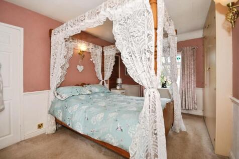 BEDROOM 1 02.jpg