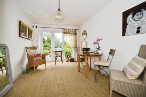 DINING ROOM.jpg