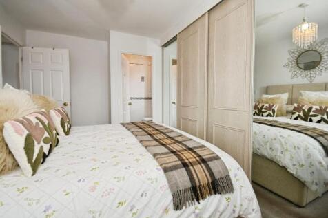 BEDROOM 1 02.jpg