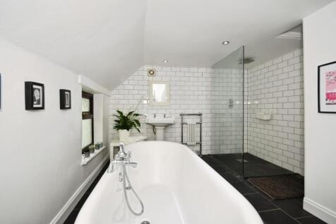 BATHROOM 02.jpg