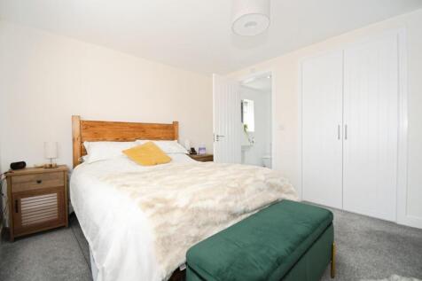 BEDROOM 1 03.jpg