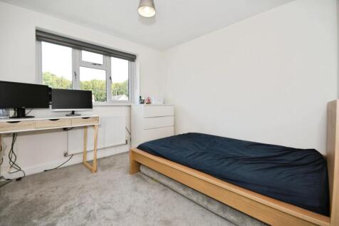 BEDROOM 1 02.jpg