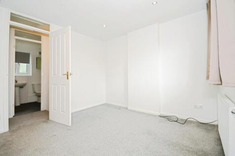 BEDROOM 1 02.jpg