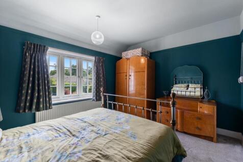 BEDROOM 1 02.jpg