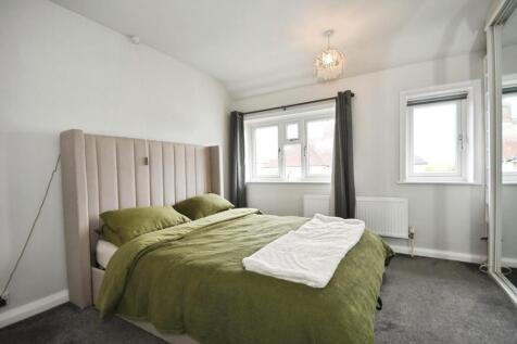 BEDROOM 1 03.jpg