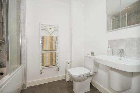 BATHROOM 02.jpg
