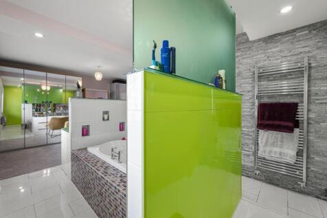 MAIN EN SUITE 02.jpg