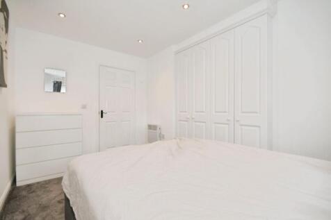 BEDROOM 1 02.jpg