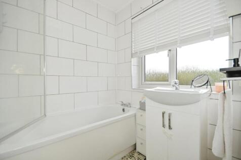 BATHROOM 02.jpg