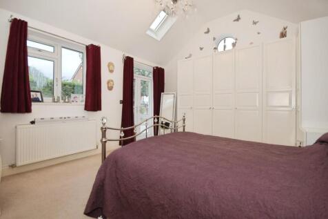 BEDROOM 1 02.jpg