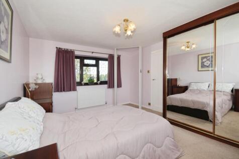 BEDROOM 1 02.jpg