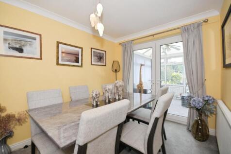 DINING ROOM.jpg