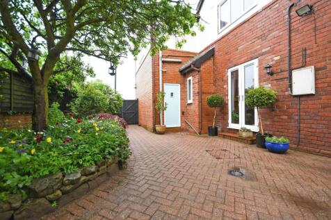 SIDE GARDEN PATIO.jpg