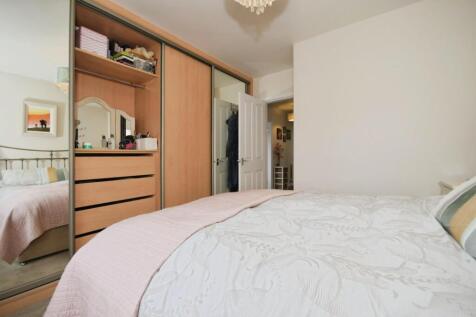 BEDROOM 1 02.jpg