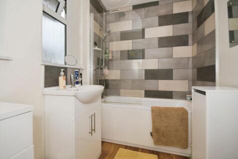 BATHROOM 02.jpg