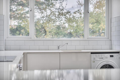 1371760-12-68f8f5...