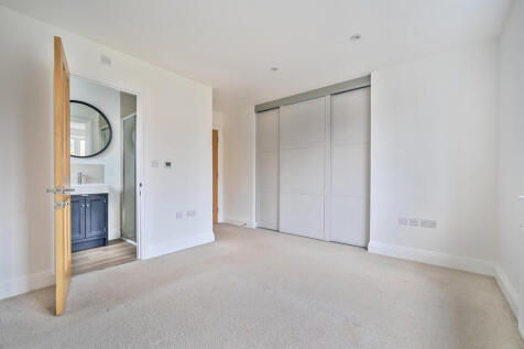 1372384-6-68f9057...