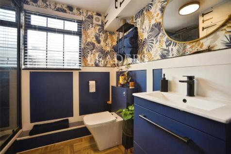 Downstairs Batroom