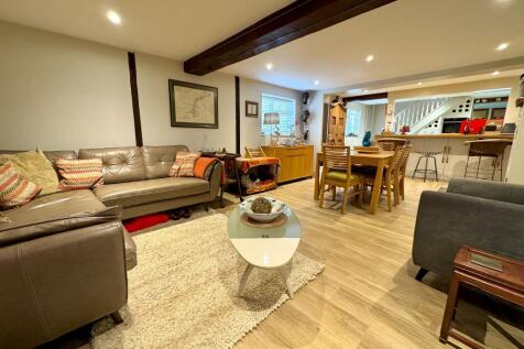 Lounge/ Diner - House