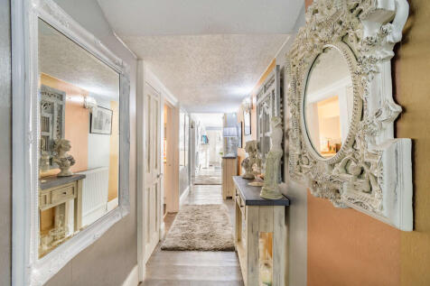 8479735-interior2...