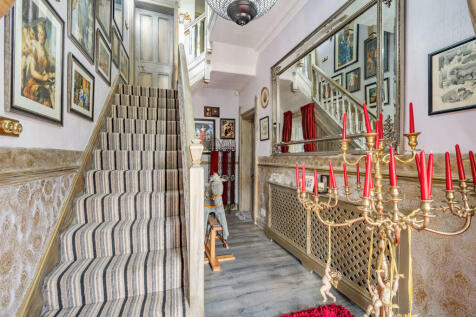 8479735-interior1...