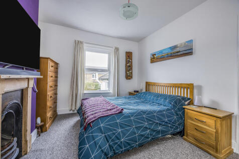 33 Gladstone Road...