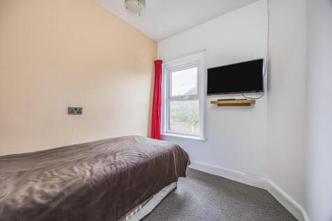 33 Gladstone Road...