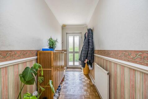 4 Midwood Avenue,...