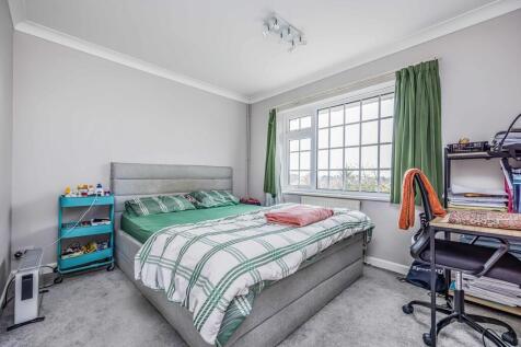 4 Midwood Avenue,...