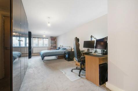 Bedroom 1.jpg