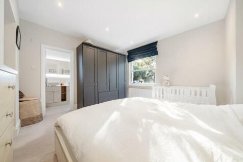 Bedroom 1 (3).jpg
