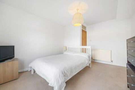Bedroom 1.jpg