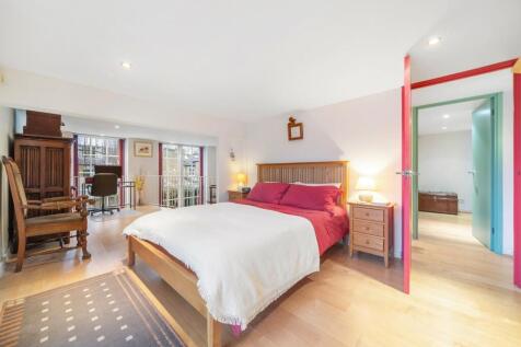 Bedroom 1 (2).jpg