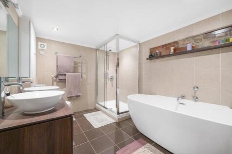 Bedroom1 ensuite.jpg