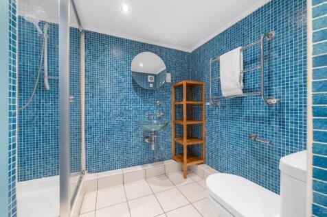 Bedroom 2 ensuite.jpg