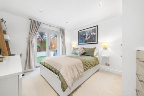 Bedroom 1.jpg