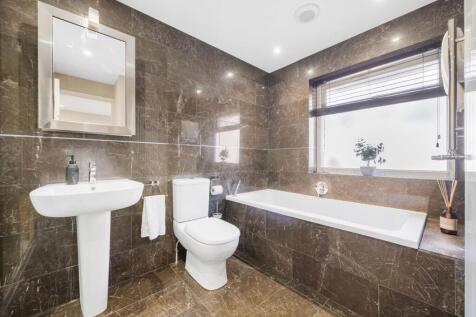 Bedroom 1 ensuite.jpg
