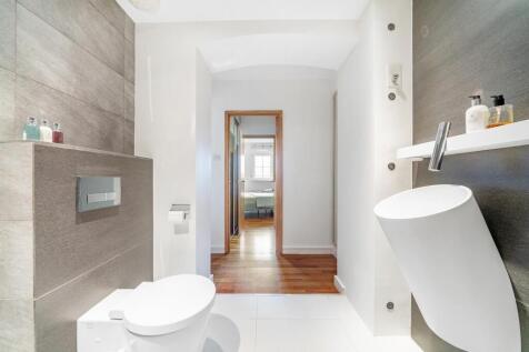 Bathroom (2).JPG