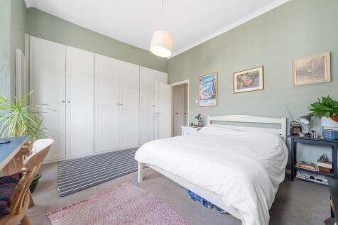 Bedroom 1 (2).jpg