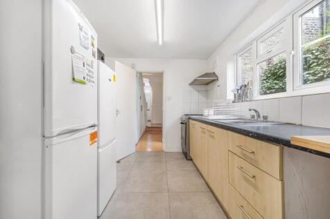 Kitchen (2).JPG