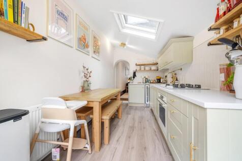 Kitchen (3).JPG