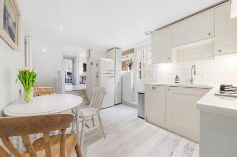 Kitchen (2).JPG