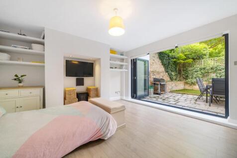 Bedroom 1.jpg