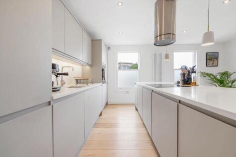 Kitchen (3).JPG