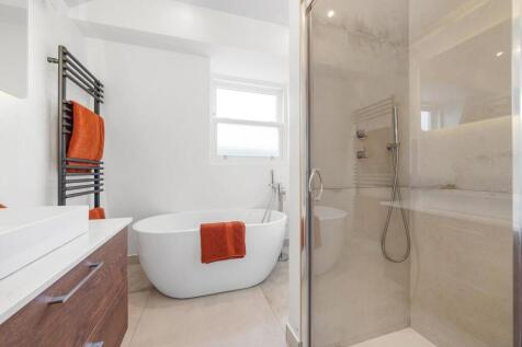 Bathroom (2).JPG