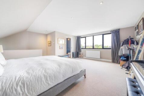 Bedroom 1 (2).JPG